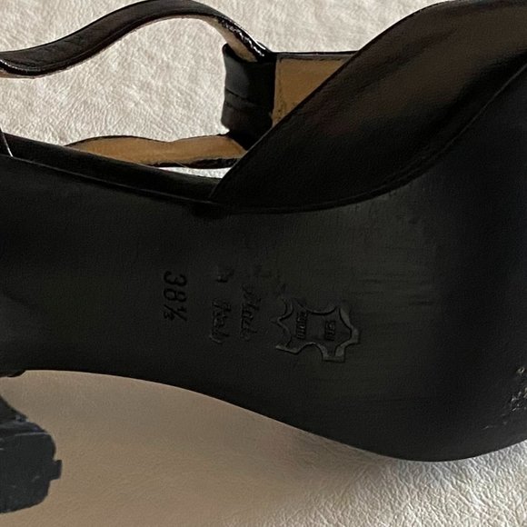 Maria Cristina Woman's Leather Pointy Toe Pumps - Picture 4 of 15